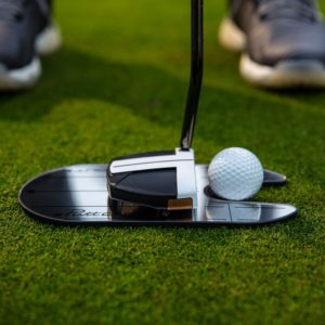 PuttOUT Compact Mirror Lifestyle Golfer Setup Cropped
